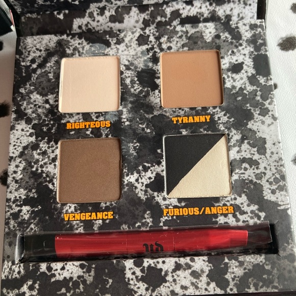 Urban Decay Pulp Fiction Mrs. Mia Wallace Eyeshadow Palette Rare New In Box - Picture 6 of 12